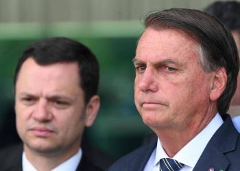 Bolsonaro e o então ministro Anderson Torres no Palácio da Alvorada (Foto: Evaristo Sa/AFP)