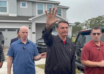 Bolsonaro recebe apoiadores em frente à casa em que está em Kissimmee, perto de Orlando (Foto: Thiago Amâncio/Folhapress)