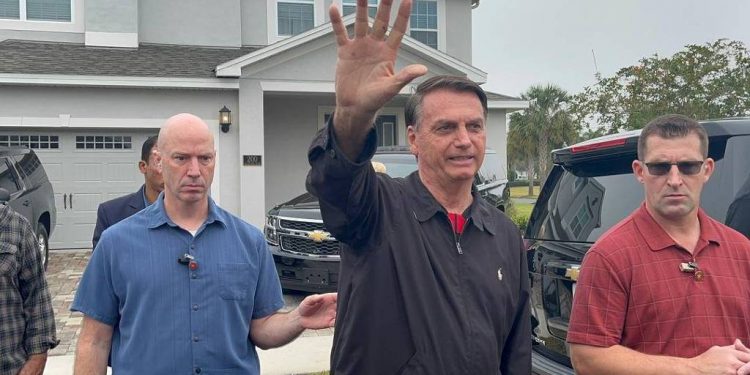 Temendo cerco, Bolsonaro já estuda ficar nos EUA por mais tempo