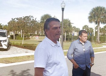 O ex-presidente Jair Bolsonaro recebe apoiadores em frente à casa onde está hospedado na região de Orlando (Foto: Thiago Amâncio/Folhapress)