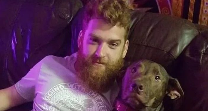 Cachorro pisa em arma, atira acidentalmente e mata dono