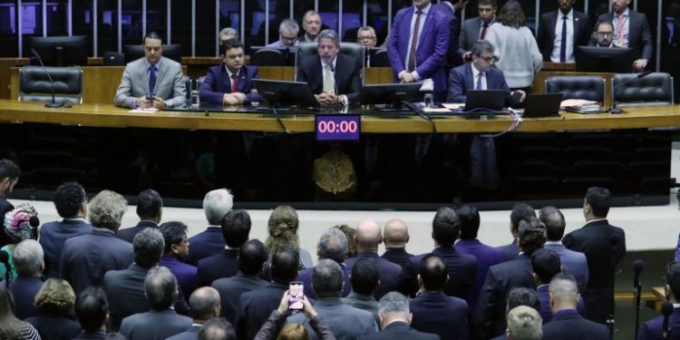Câmara aprova intervenção federal na segurança do DF; texto vai ao Senado