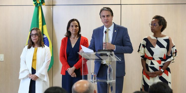 Camilo oficializa Izolda Cela no MEC e anuncia mais um cearense na pasta