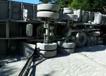 Caminhão tombou neste sábado (28), próximo ao distrito do Caldas, em Barbalha (Foto: Divulgação/Corpo de Bombeiros)