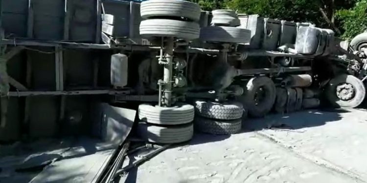 Caminhão que transportava cimento tomba no distrito do Caldas, em Barbalha