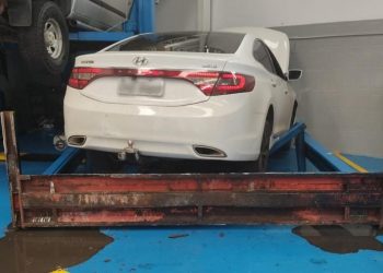 Mecânico consertava parte hidráulica do carro quando elevador automotivo caiu sobre ele (Foto: Corpo de Bombeiros de Goiás)