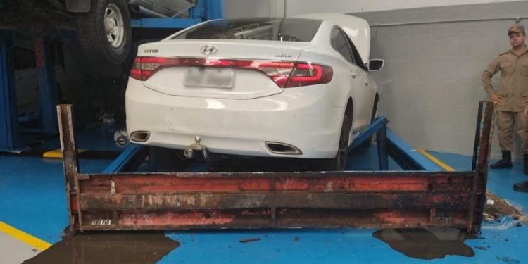 Carro cai de elevador automotivo e mata mecânico em oficina