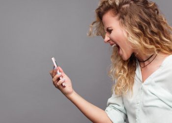 Saiba o que fazer se seu celular estiver travando com frequência (Foto: Getty Images)