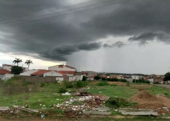 Chuva registrada na cidade de Crateús, interior do Ceará (Foto: Emerson Queiroz/Arquivo pessoal)