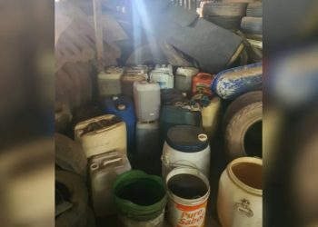 Combustíveis estavam armazenados em galões na borracharia (Foto: Divulgação)