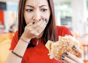 Achei uma coisa nojenta na minha comida, e agora? Conheça os seus direitos