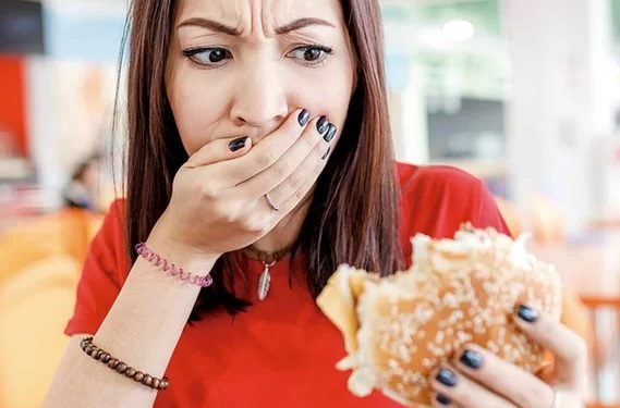 Achei uma coisa nojenta na minha comida, e agora? Conheça os seus direitos