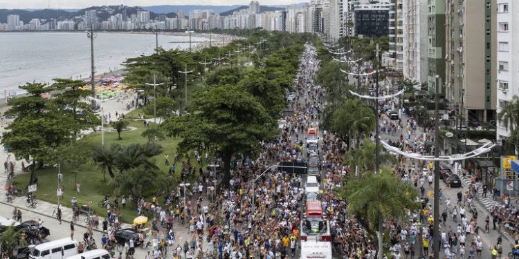 Pelé é enterrado em cerimônia reservada para família e amigos em Santos
