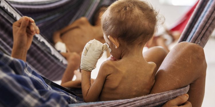 Sob ataque, Bolsonaro mente e diz que ‘nunca um governo dispensou tanta atenção aos indígenas’