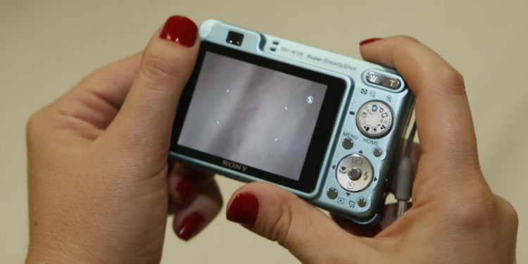 De volta aos anos 2000: câmera Cybershot é a nova moda entre jovens