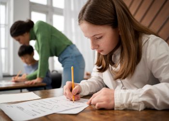 O valor é destinado a professores do Ceará com carga horária de 40 horas semanais (Foto: Freepik)