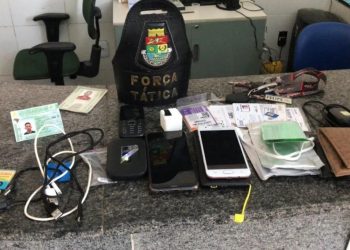 Polícia apreendeu material com suspeito de tentar flagrar concurso da Polícia Militar no Ceará (Foto: Divulgação/Idecan)