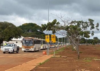 Fileira de ônibus com golpistas que estavam acampadas em frente ao Exército de Brasília (Foto: UOL)