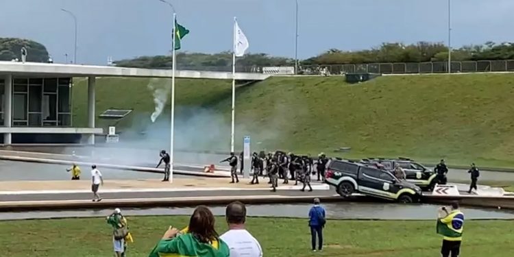 Terroristas bolsonaristas invadem Brasília e destroem prédios públicos