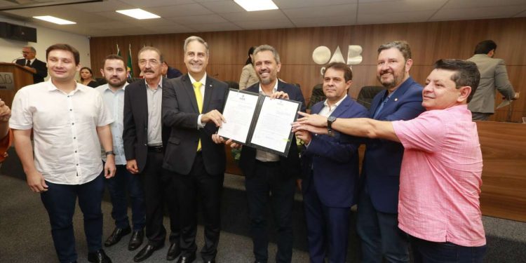 Elmano de Freitas sanciona Lei do Piso Salarial da Advocacia