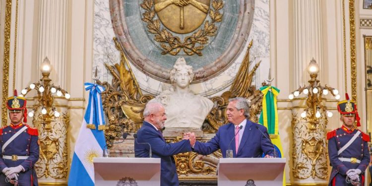 Na Argentina, Lula pede desculpas por ‘grosserias’ de Bolsonaro