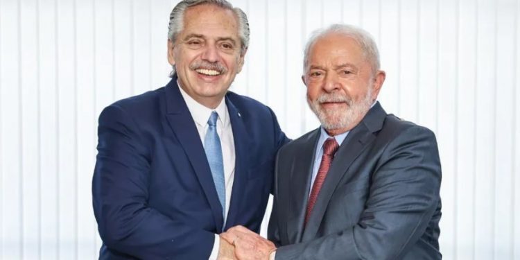 Novo governo Lula tem dia de ‘revogaços’, posse de ministros e reuniões bilaterais