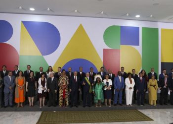 Lula dá posse a ministros e assina primeiras medidas de governo