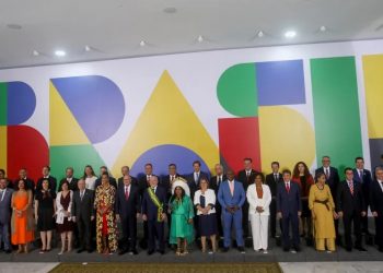 Lula e ministros posam para foto oficial após posse (Foto: Ricardo Moraes/Reuters)