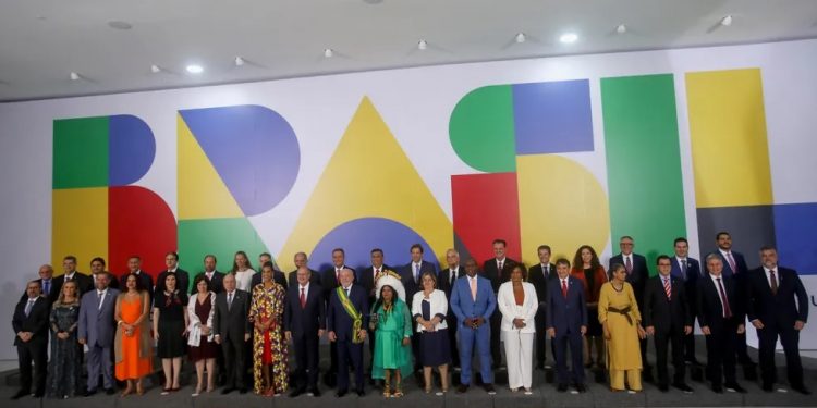 Novo governo Lula tem dia de ‘revogaços’, posse de ministros e reuniões bilaterais