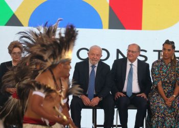 O presidente Luiz Inácio Lula da Silva, participa da cerimônia de posse das ministras da Igualdade Racial, Anielle Franco, e dos Povos Indígenas, Sonia Guajajara (Foto: Valter Campanato/Agência Brasil)