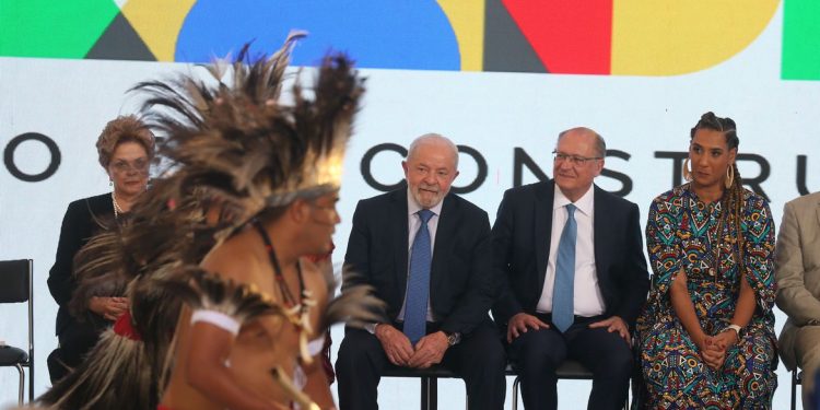 Lula sanciona lei que equipara o crime de injúria racial ao de racismo