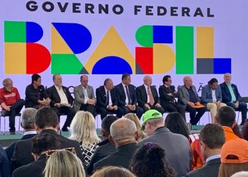 Lula recebe lideranças sindicais no Palácio do Planalto, acompanhado dos ministros Luiz Marinho (Trabalho) e Rui Costa (Casa Civil)