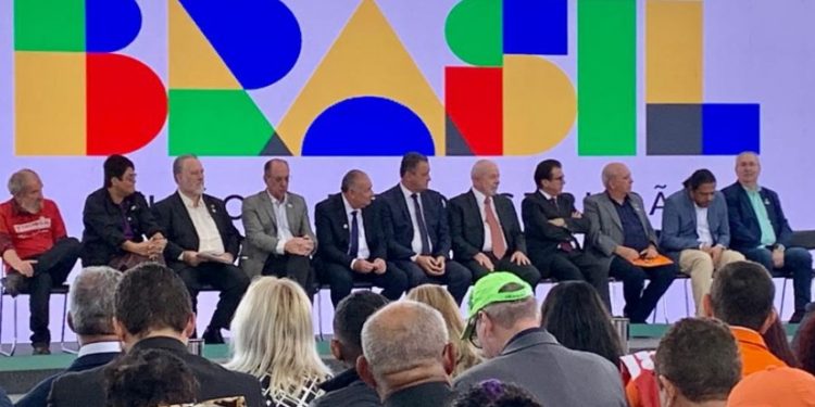 Salário mínimo vai ficar em R$ 1.302 pelo menos até maio, diz governo