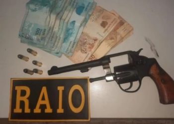 Armas, munições e R$ 10 mil foram apreendidos na casa do suspeito em Juazeiro do Norte (Foto: Divulgação/PMCE)