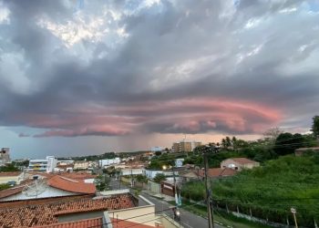 'Nuvem-prateleira' se formou na tarde deste sábado no Crato (Foto: Flaviana Jorge)