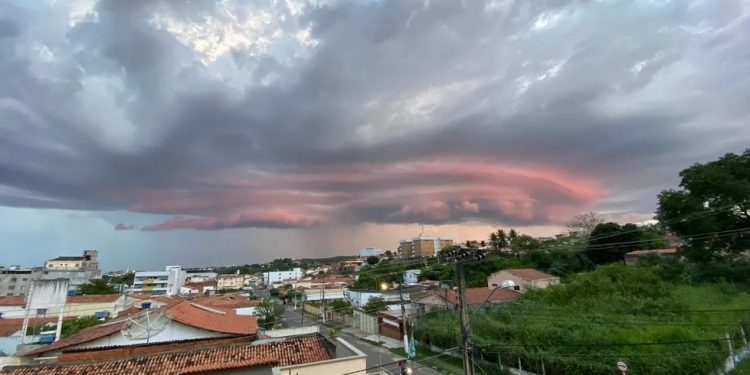 Moradora registra fenômeno da ‘nuvem prateleira’ em Crato
