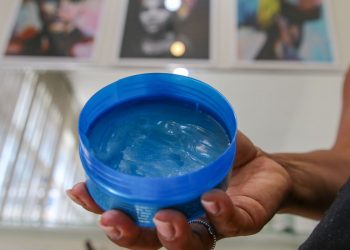 Os relatos são de coceira e vermelhidão nos olhos, irritação na pele, inflamação no folículo capilar e até cegueira provisória (Foto: Fabio Rodrigues-Pozzebom/Agência Brasil)