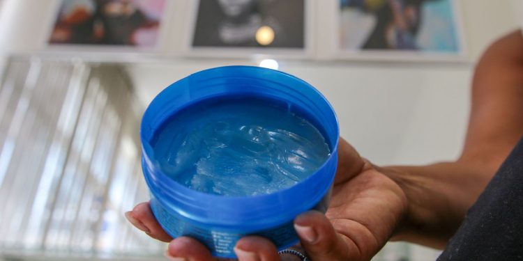 Relatos de cegueira levam Anvisa a proibir venda de pomadas capilares