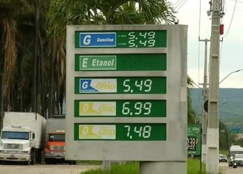 O valor cobrado pelo litro de gasolina na cidade varia entre R$ 5,33 e R$ 5,49, um dos mais altos do Ceará (Foto: Reprodução/TVM)
