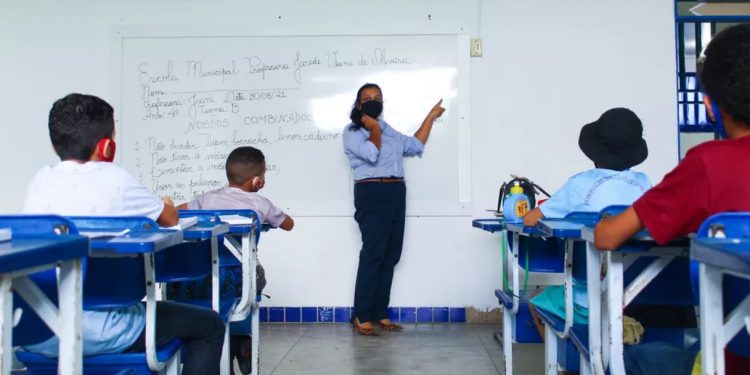 Concurso professor efetivo em Sobral: começam as inscrições para vagas com salários de até R$ 2 mil