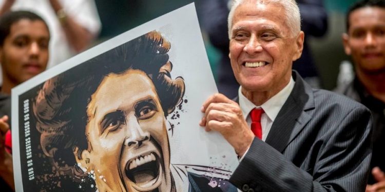 Morre Roberto Dinamite, maior ídolo da história do Vasco, aos 68 anos