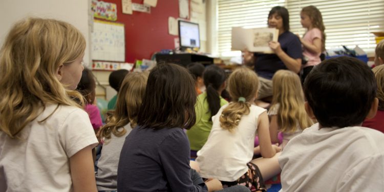 Ceará e outros 9 estados, além do DF, pagam acima do novo piso nacional dos professores; confira os valores