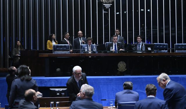 Senado aprova decreto de intervenção federal na Segurança do DF; aliados de Bolsonaro votam contra