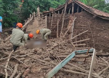 Bombeiros retiram corpo de homem soterrado por queda de muro em Crato (Foto: Reprodução)
