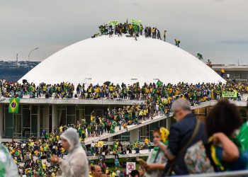 Apoiadores do ex-presidente Jair Bolsonaro (PL) promovem ataques criminosos contra as sedes dos Três Poderes, em Brasília (Foto: GESIVAL NOGUEIRA/ESTADÃO CONTEÚDO)