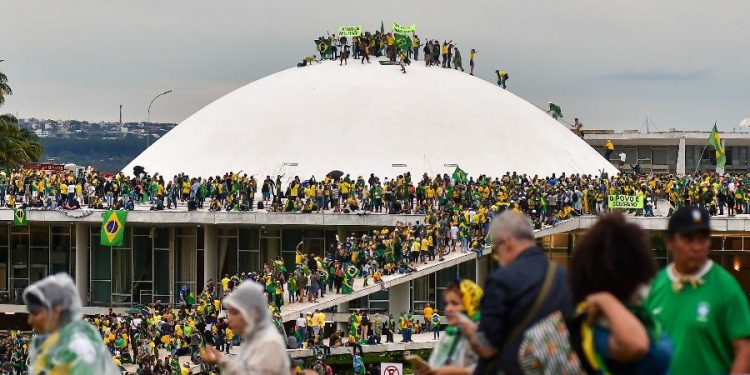Após ataque a Brasília, Lula sai fortalecido, dizem analistas