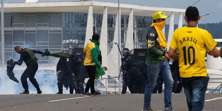 Moraes afasta governador do DF, determina centenas de prisões e proíbe protestos; entenda