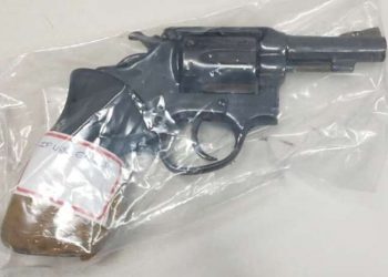 Revólver apreendido pelos policiais civis durante a ofensiva. A arma possivelmente pode ter sido utilizada no crime (Foto: Divulgação/PCCE)