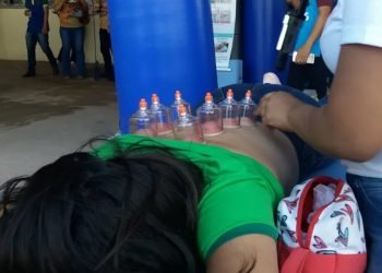 Ventosaterapia aplicada em aluno durante maratona de estudos (Foto: Fabiana Figueiredo/g1/Arquivo)