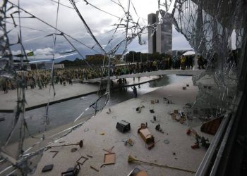 Vista da rampa do Planalto de dentro do palácio, com vidraça quebrada, durante o ataque de bolsonaristas de domingo (8) (Foto: Gabriela Biló/Folhapress)